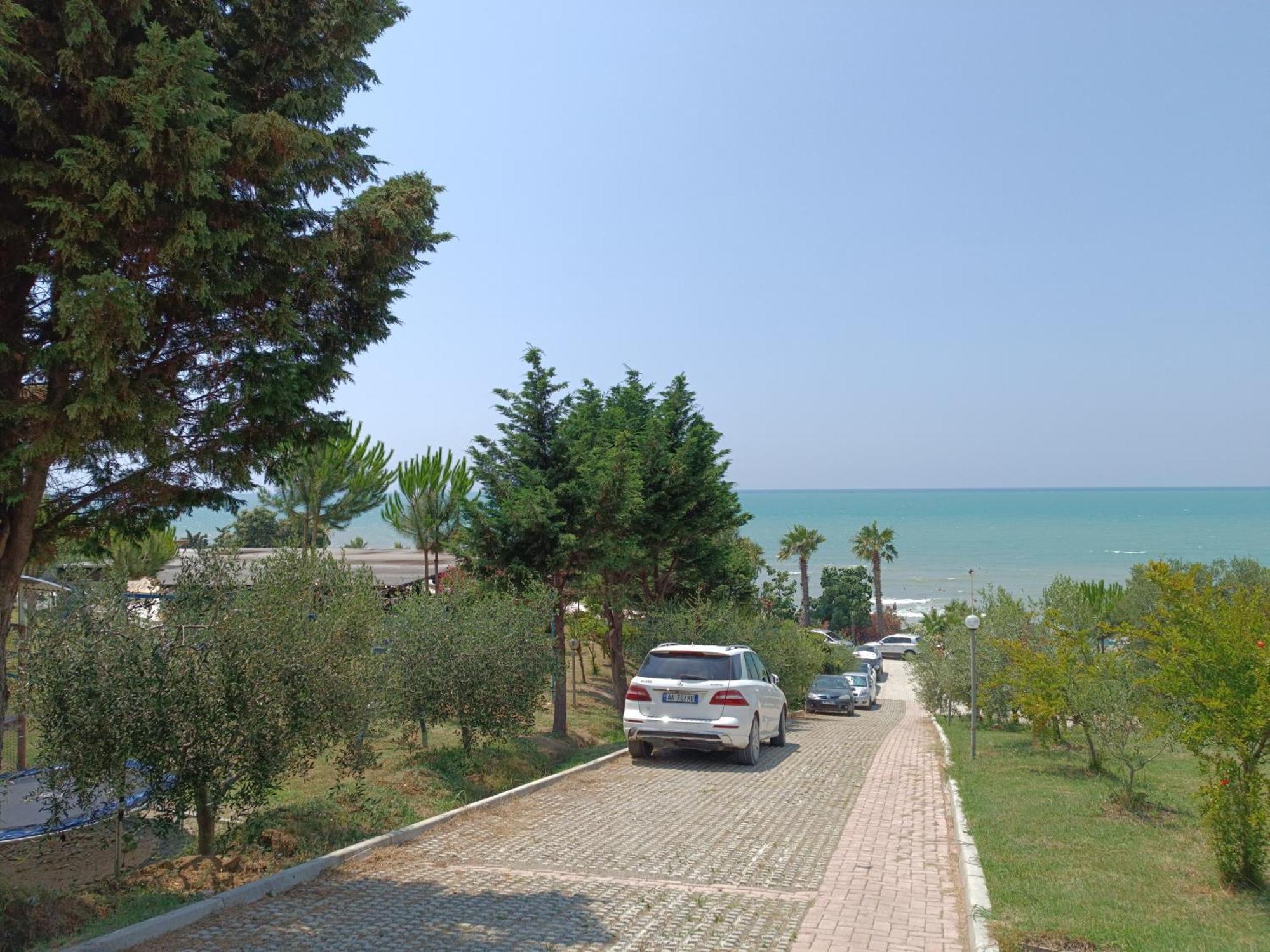 Plazhi Gjeneralit - Small Cabins - Bungalows - Apartaments - Villas - Suite Kavaje Extérieur photo