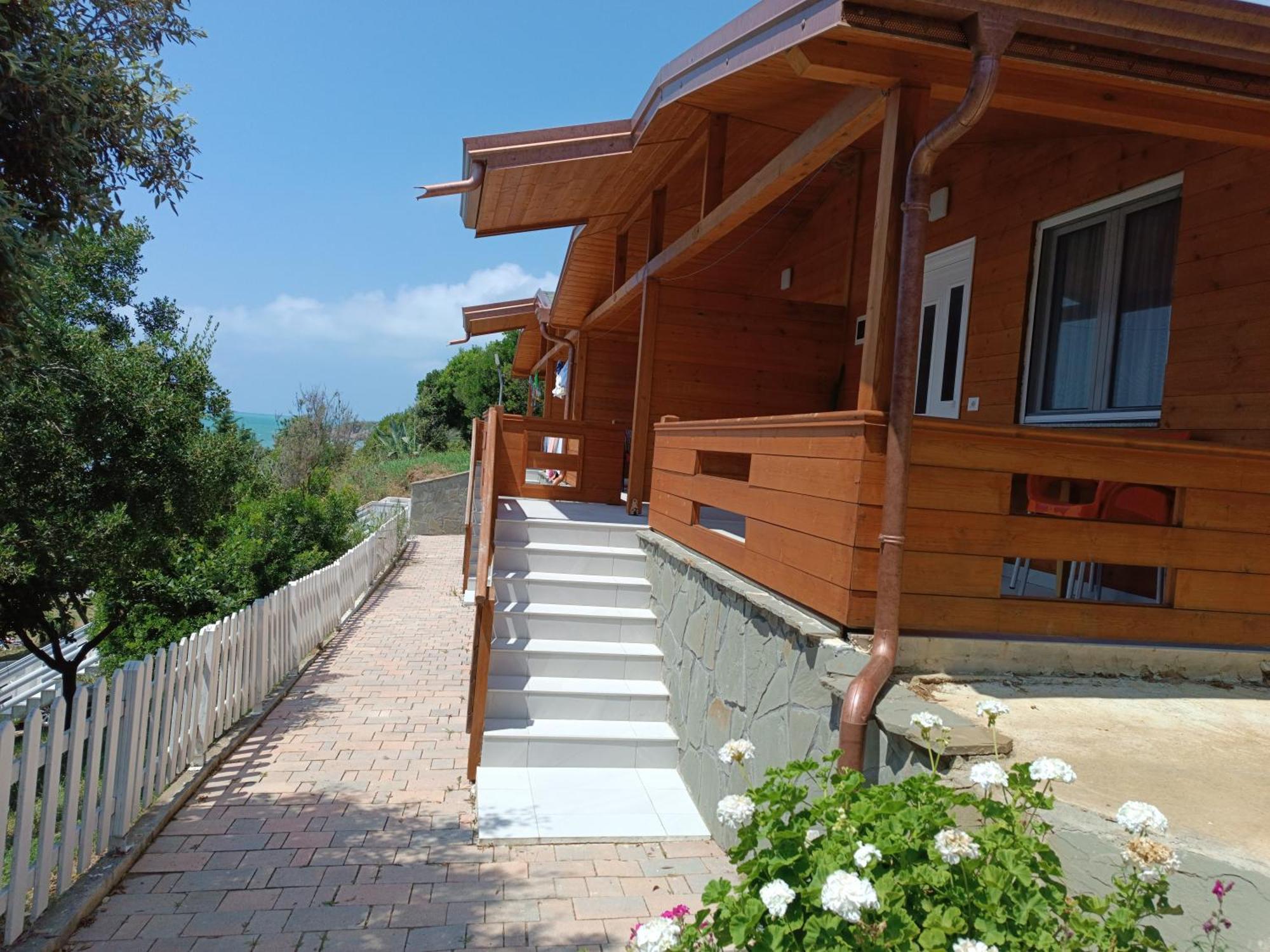 Plazhi Gjeneralit - Small Cabins - Bungalows - Apartaments - Villas - Suite Kavaje Extérieur photo