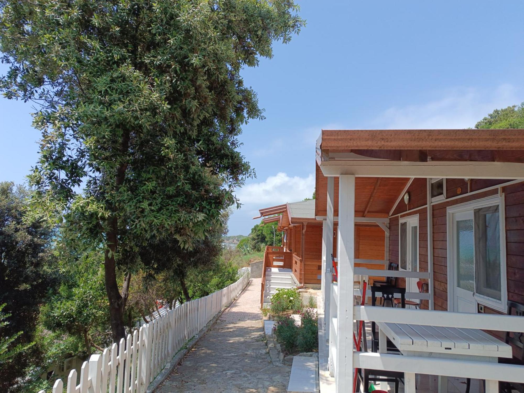Plazhi Gjeneralit - Small Cabins - Bungalows - Apartaments - Villas - Suite Kavaje Extérieur photo