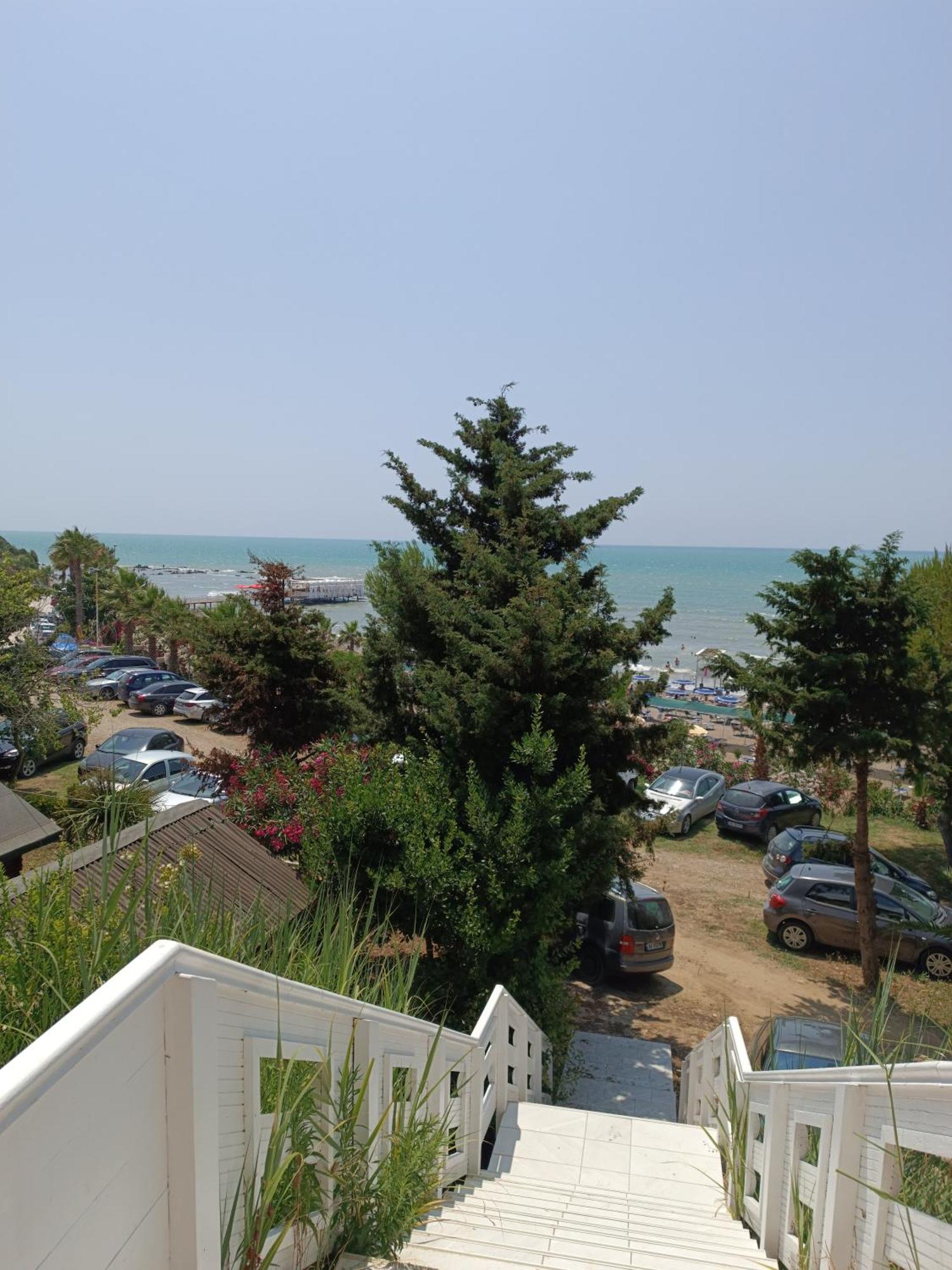 Plazhi Gjeneralit - Small Cabins - Bungalows - Apartaments - Villas - Suite Kavaje Extérieur photo