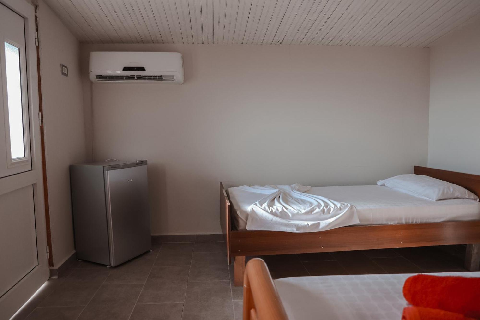 Plazhi Gjeneralit - Small Cabins - Bungalows - Apartaments - Villas - Suite Kavaje Extérieur photo
