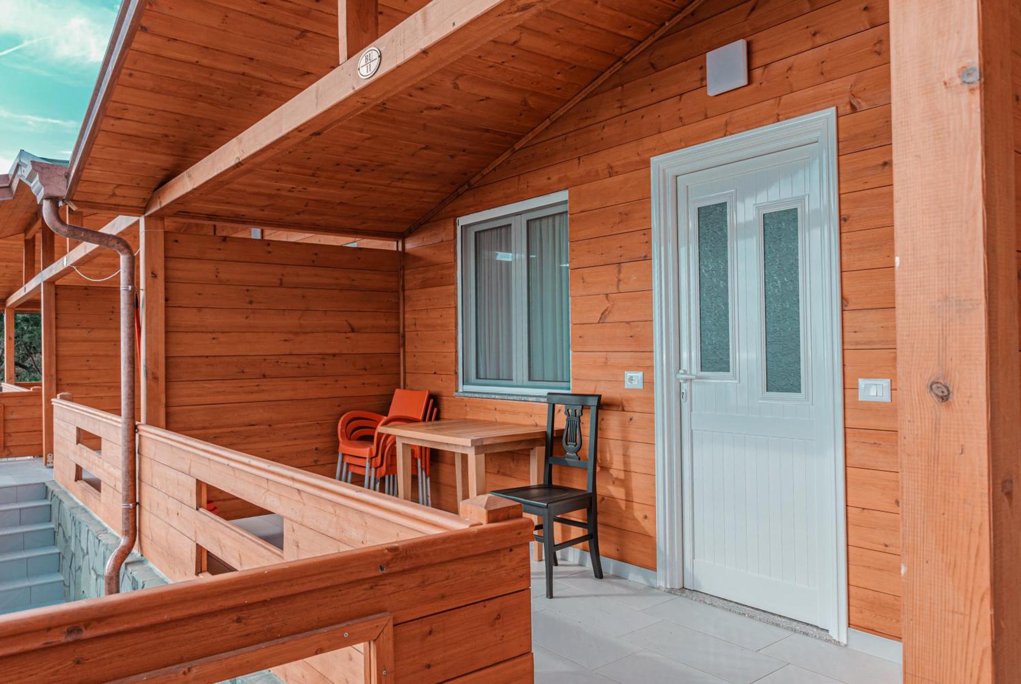 Plazhi Gjeneralit - Small Cabins - Bungalows - Apartaments - Villas - Suite Kavaje Extérieur photo